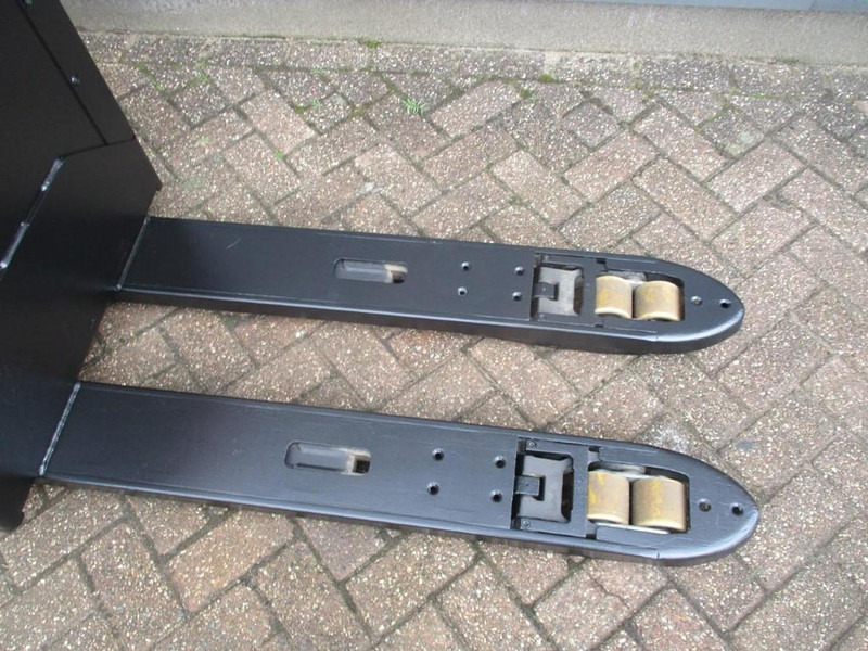 Toyota LPE 200 - معدات الرفع منخفض المستوى: صور 4 Toyota LPE 200 - معدات الرفع منخفض المستوى: صور 4