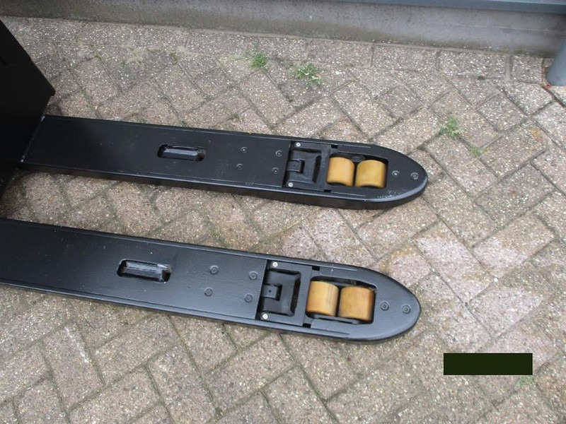 Toyota LPE200 - معدات الرفع منخفض المستوى: صور 4 Toyota LPE200 - معدات الرفع منخفض المستوى: صور 4