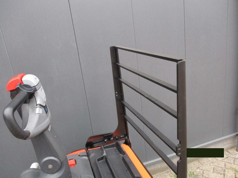 Toyota LPE200 - معدات الرفع منخفض المستوى: صور 5 Toyota LPE200 - معدات الرفع منخفض المستوى: صور 5