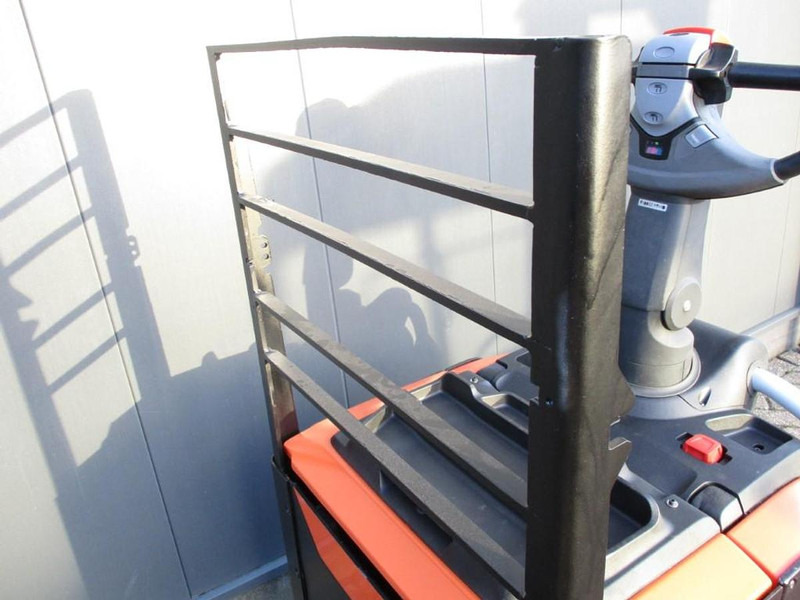 Toyota LPE250 - معدات الرفع منخفض المستوى: صور 5 Toyota LPE250 - معدات الرفع منخفض المستوى: صور 5