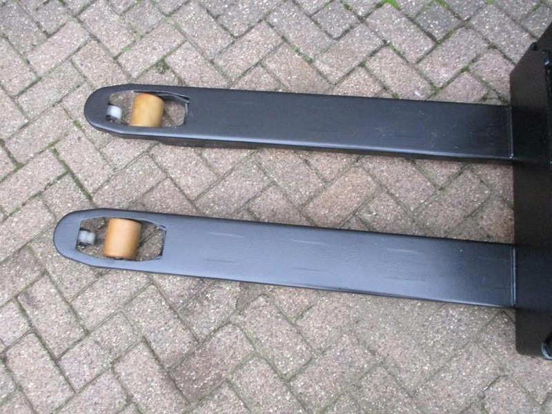 Toyota LWE 140 - معدات الرفع منخفض المستوى: صور 4 Toyota LWE 140 - معدات الرفع منخفض المستوى: صور 4