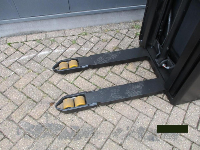 Toyota SPE120 - معدات الرفع منخفض المستوى: صور 3 Toyota SPE120 - معدات الرفع منخفض المستوى: صور 3