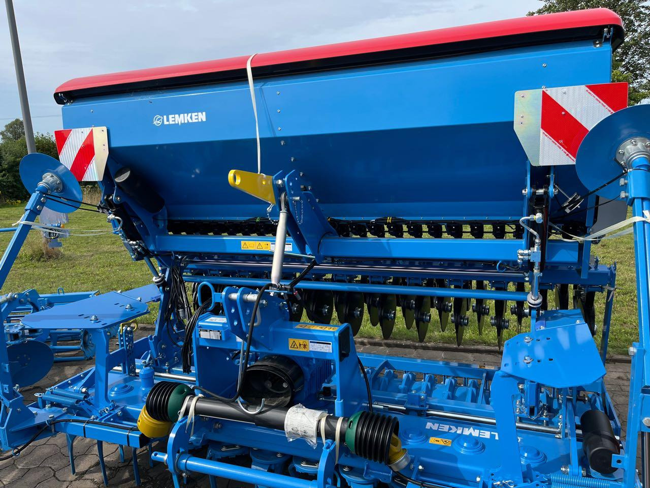 Lemken Zirkon 12/300 und Saphir 9/300 - الة بذر: صور 1 Lemken Zirkon 12/300 und Saphir 9/300 - الة بذر: صور 1