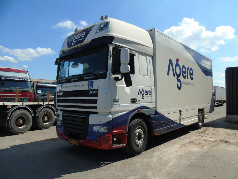 بصندوق مغلق شاحنة DAF XF 105 .460 + MANUAL + EURO 5: صور 7