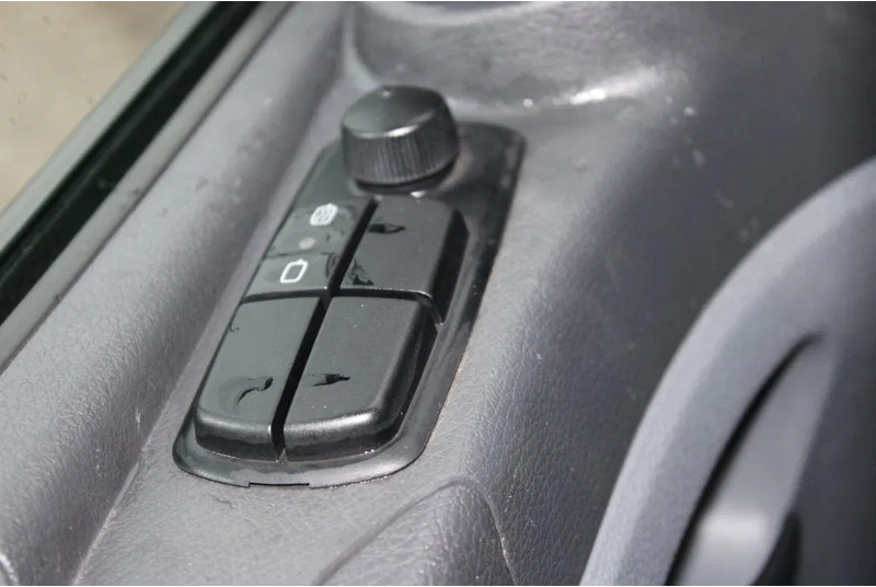 بصندوق مغلق شاحنة Mercedes-Benz Atego 1018 + LIFT: صور 18