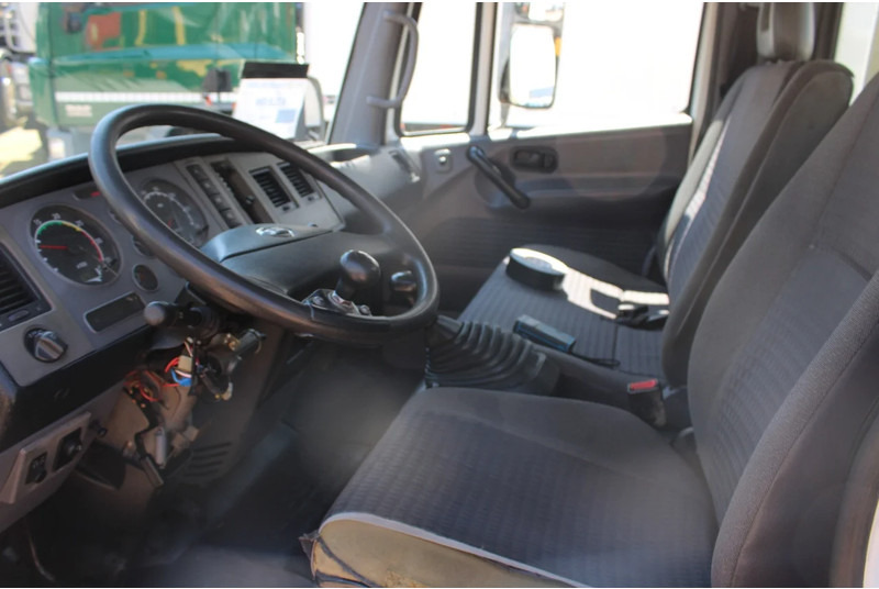 Interior photo 1: شاحنة نقل سيارات شاحنة Nissan ATLEON 80.140 + MANUAL + EURO 3