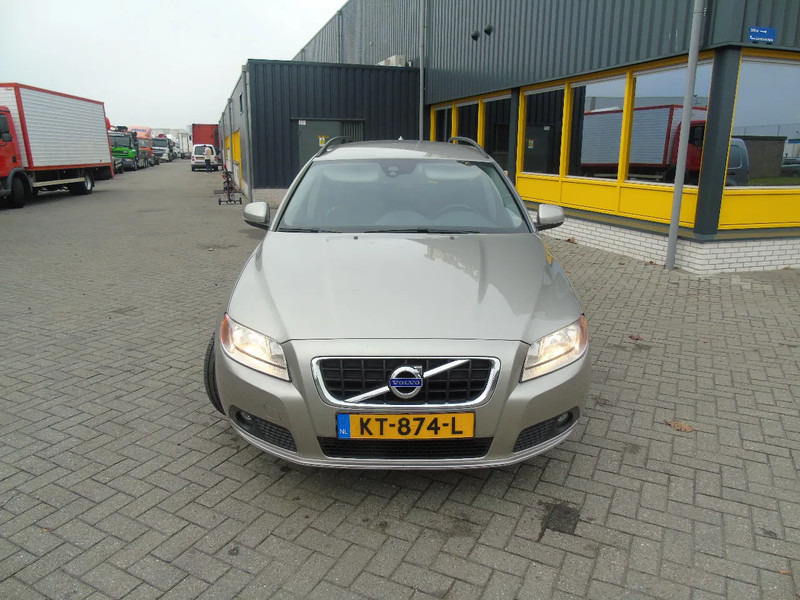 Volvo V70 + manual - هاتشباك: صور 2 Volvo V70 + manual - هاتشباك: صور 2