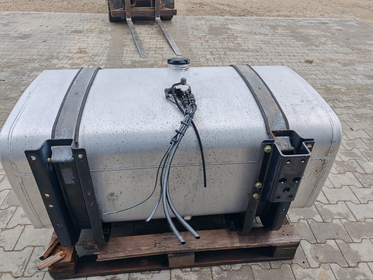 MAN TGS TGX / ALU FUEL TANK / 131x70x57,5 / 480L / 81122015937 - خزان وقود: صور 5 MAN TGS TGX / ALU FUEL TANK / 131x70x57,5 / 480L / 81122015937 - خزان وقود: صور 5