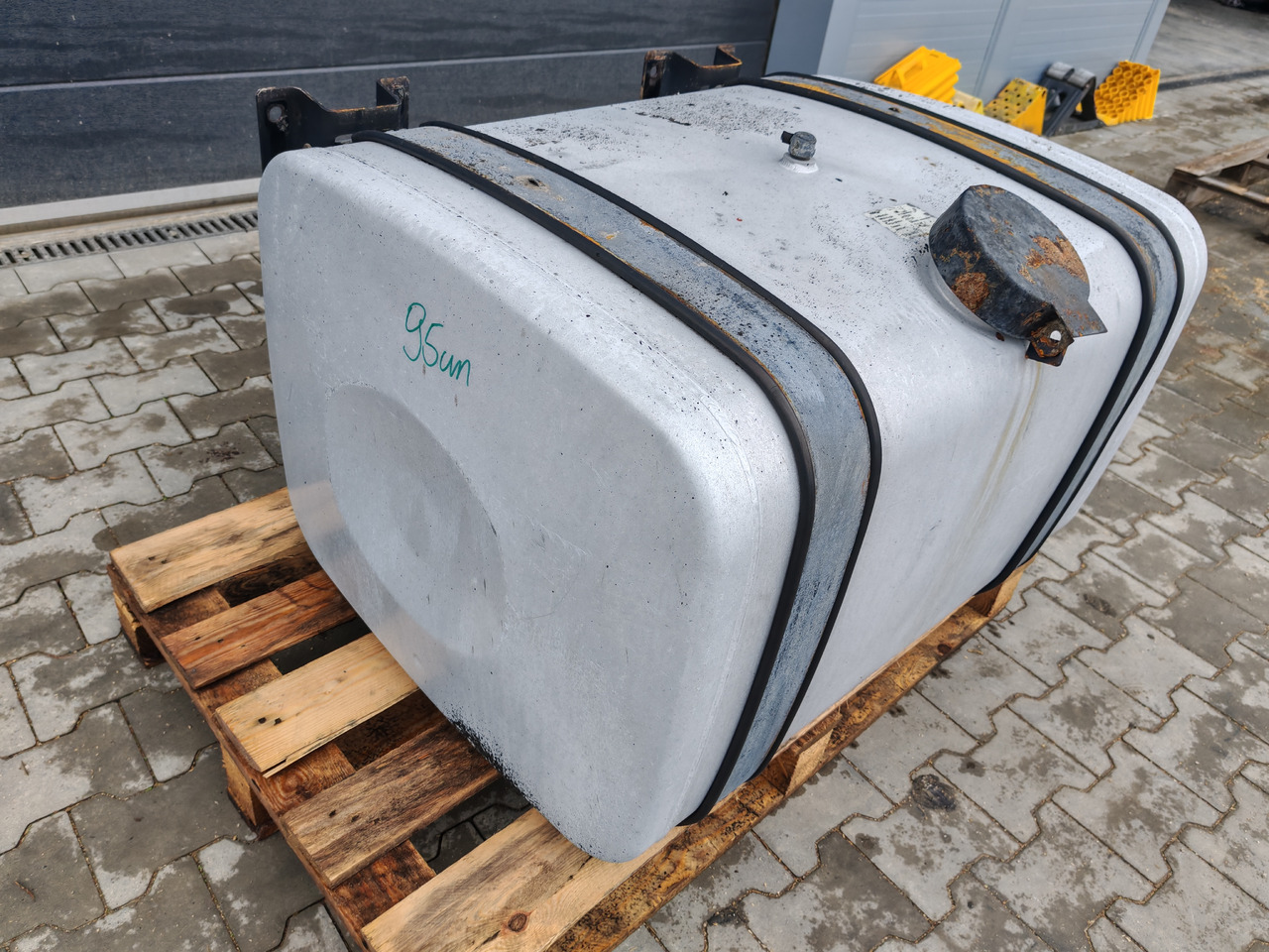 MAN TGX TGS / ALU FUEL TANK / 330L / 96x70x57,5 - خزان وقود: صور 5 MAN TGX TGS / ALU FUEL TANK / 330L / 96x70x57,5 - خزان وقود: صور 5
