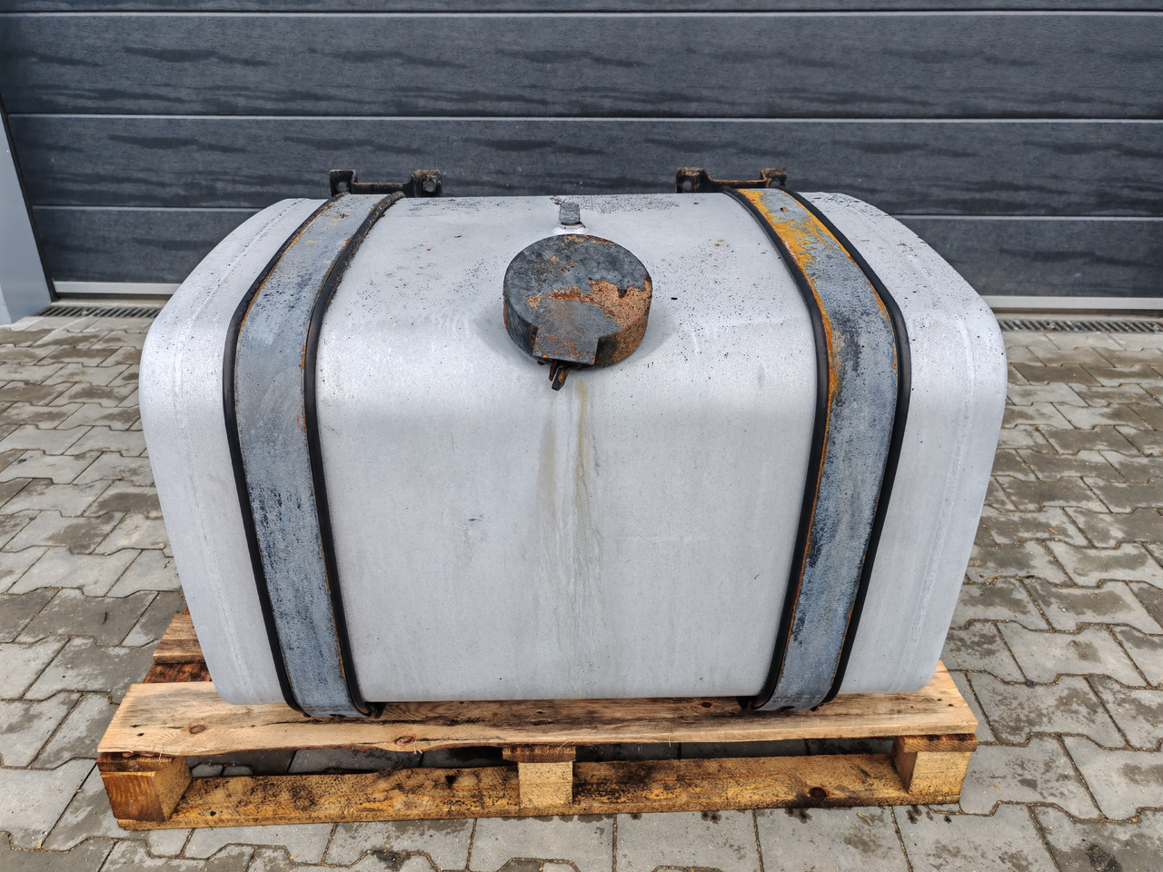 MAN TGX TGS / ALU FUEL TANK / 330L / 96x70x57,5 - خزان وقود: صور 2 MAN TGX TGS / ALU FUEL TANK / 330L / 96x70x57,5 - خزان وقود: صور 2