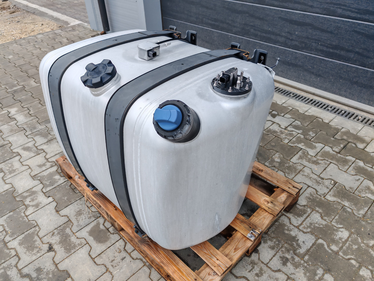 MERCEDES-BENZ ACTROS MP4 / FUEL & ADBLUE TANK / 300L - خزان وقود: صور 4 MERCEDES-BENZ ACTROS MP4 / FUEL & ADBLUE TANK / 300L - خزان وقود: صور 4