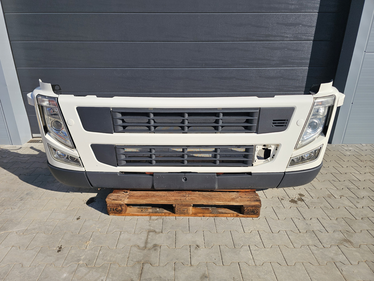 VOLVO FM 3 / COMPLETE FRONT BUMPER - كأس مترعة: صور 1 VOLVO FM 3 / COMPLETE FRONT BUMPER - كأس مترعة: صور 1