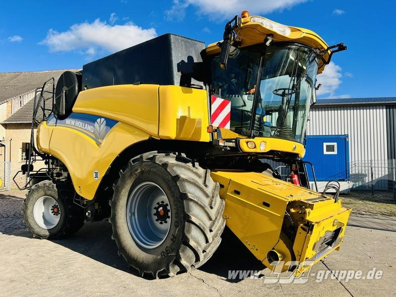 New Holland CR8080 - حصادة شاملة: صور 3 New Holland CR8080 - حصادة شاملة: صور 3