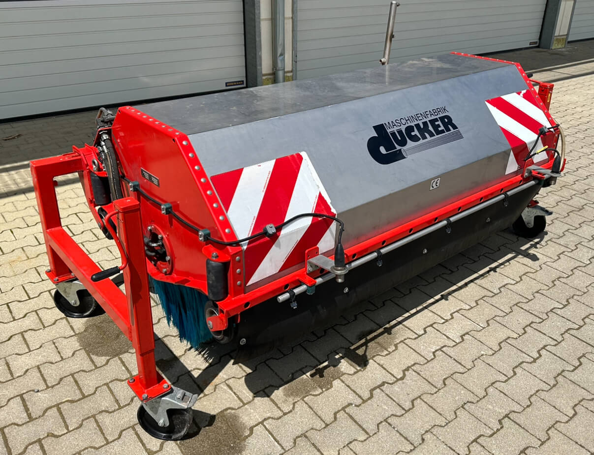 Unimog Tunnelwaschbürste Dücker TWA21 - مكنسة: صور 1 Unimog Tunnelwaschbürste Dücker TWA21 - مكنسة: صور 1