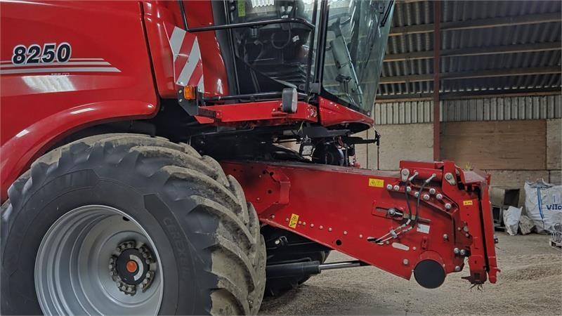 Case IH 8250 Axial-Flow med 35fod Varicut skærebord. Dansk - حصادة شاملة: صور 1 Case IH 8250 Axial-Flow med 35fod Varicut skærebord. Dansk - حصادة شاملة: صور 1