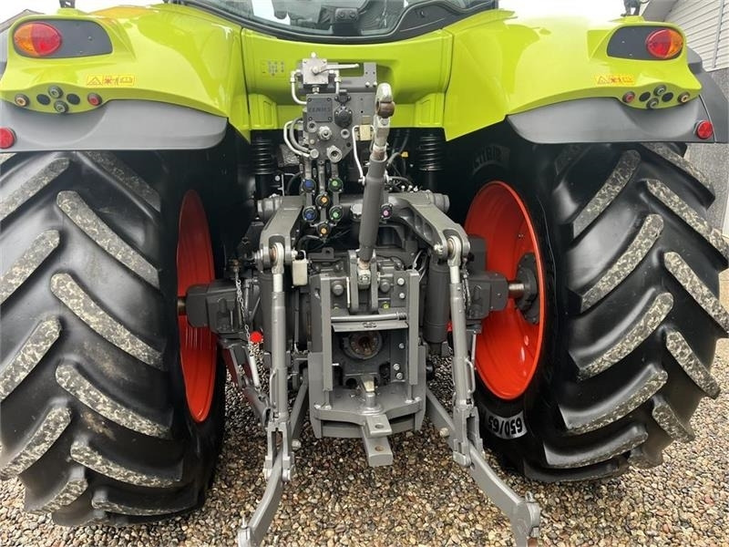 Claas Axion 830 med frontlift og front PTO - جرار: صور 2 Claas Axion 830 med frontlift og front PTO - جرار: صور 2
