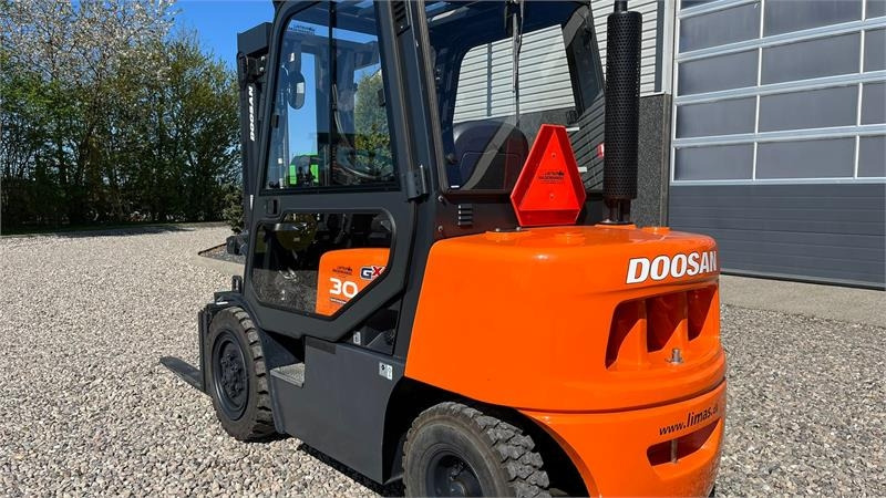 Doosan D30 G med kabine og KUN 57 TIMER FRA NY, MED TIME - رافعة شوكية ديزل: صور 3 Doosan D30 G med kabine og KUN 57 TIMER FRA NY, MED TIME - رافعة شوكية ديزل: صور 3