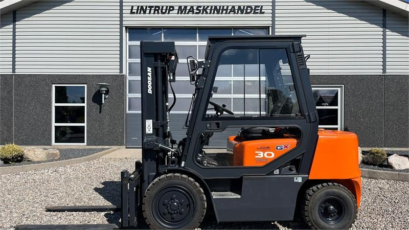 Doosan D30 G med kabine og KUN 57 TIMER FRA NY, MED TIME - رافعة شوكية ديزل: صور 1 Doosan D30 G med kabine og KUN 57 TIMER FRA NY, MED TIME - رافعة شوكية ديزل: صور 1