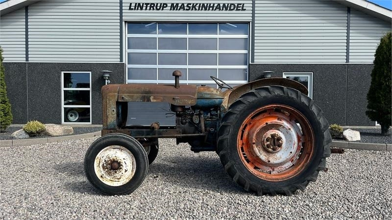 Fordson Major Motoren mangler, men mange god dele. - جرار: صور 1 Fordson Major Motoren mangler, men mange god dele. - جرار: صور 1