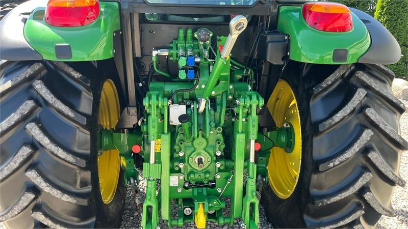 John Deere 5115M Med frontlæsser, som ny - جرار: صور 4 John Deere 5115M Med frontlæsser, som ny - جرار: صور 4