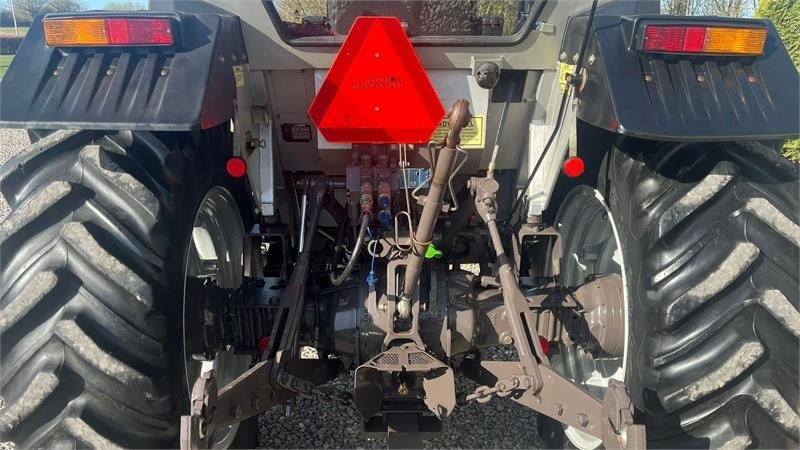 Massey Ferguson 390 HiLine med frontlift - جرار: صور 5 Massey Ferguson 390 HiLine med frontlift - جرار: صور 5
