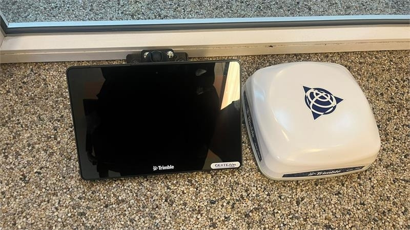Trimble GFX 750 skærm og Nav 900 antenne - الآلات والماكينات الزراعية: صور 1 Trimble GFX 750 skærm og Nav 900 antenne - الآلات والماكينات الزراعية: صور 1