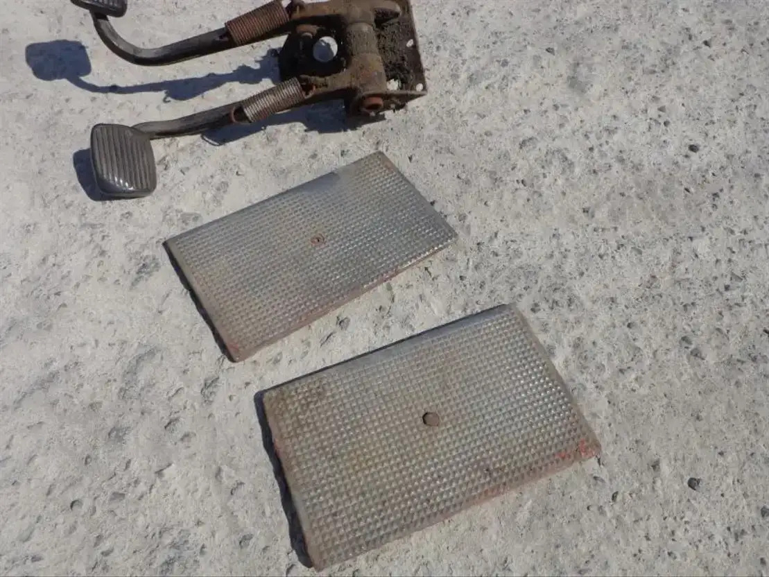 Scania Brake AND Clutch Pedal From Scania LB 0 AND LB1 Serie - دواسة - شاحنة: صور 3 Scania Brake AND Clutch Pedal From Scania LB 0 AND LB1 Serie - دواسة - شاحنة: صور 3