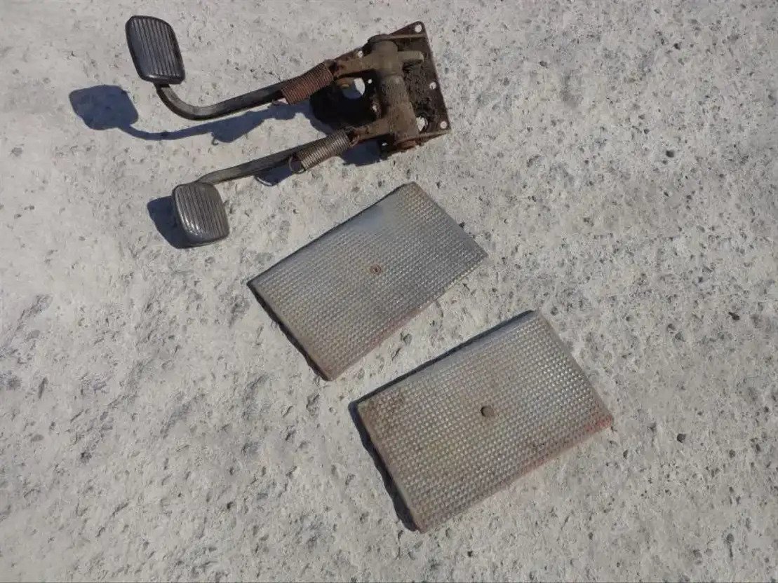 Scania Brake AND Clutch Pedal From Scania LB 0 AND LB1 Serie - دواسة - شاحنة: صور 2 Scania Brake AND Clutch Pedal From Scania LB 0 AND LB1 Serie - دواسة - شاحنة: صور 2