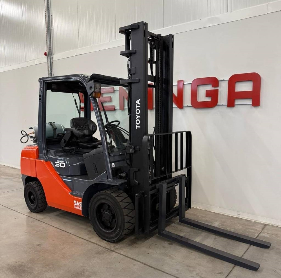 Toyota 10948 - 02-8FGF30 - رافعة شوكية تعمل بالغاز: صور 4 Toyota 10948 - 02-8FGF30 - رافعة شوكية تعمل بالغاز: صور 4