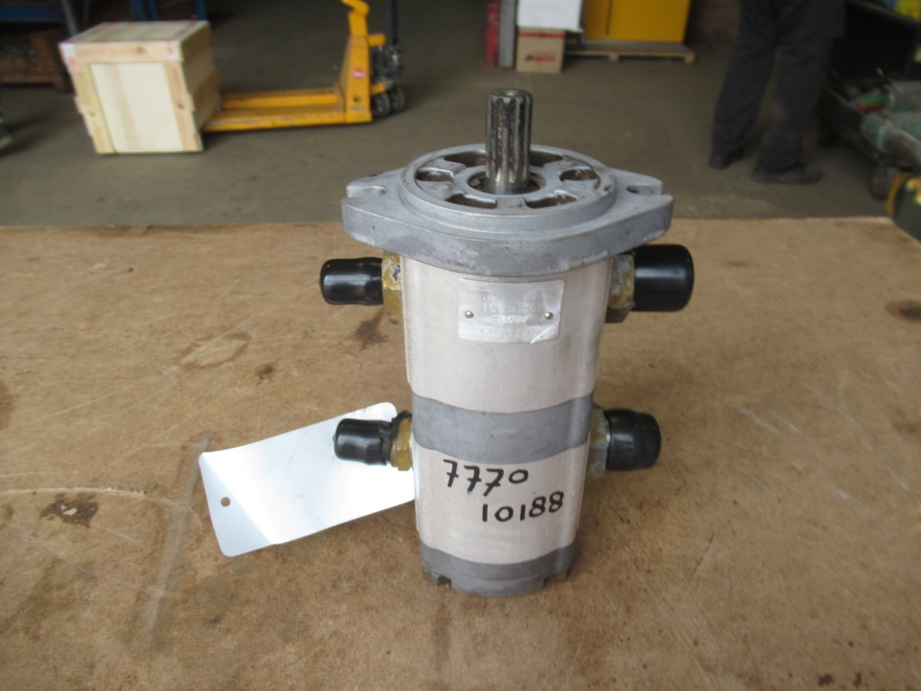Hitachi 9218031 - - مضخة التوجيه - آلات البناء: صور 1 Hitachi 9218031 - - مضخة التوجيه - آلات البناء: صور 1