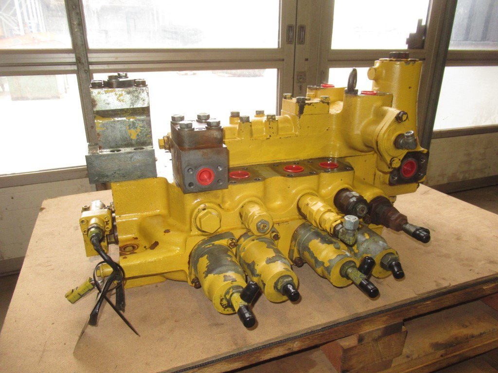 Komatsu 709-14-94200 - صمام هيدروليكي - آلات البناء: صور 4 Komatsu 709-14-94200 - صمام هيدروليكي - آلات البناء: صور 4