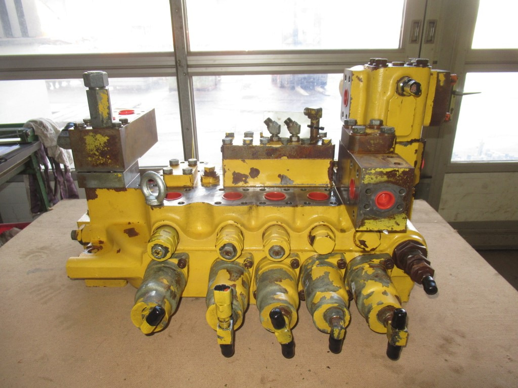 Komatsu 709-15-94200 - صمام هيدروليكي - آلات البناء: صور 4 Komatsu 709-15-94200 - صمام هيدروليكي - آلات البناء: صور 4