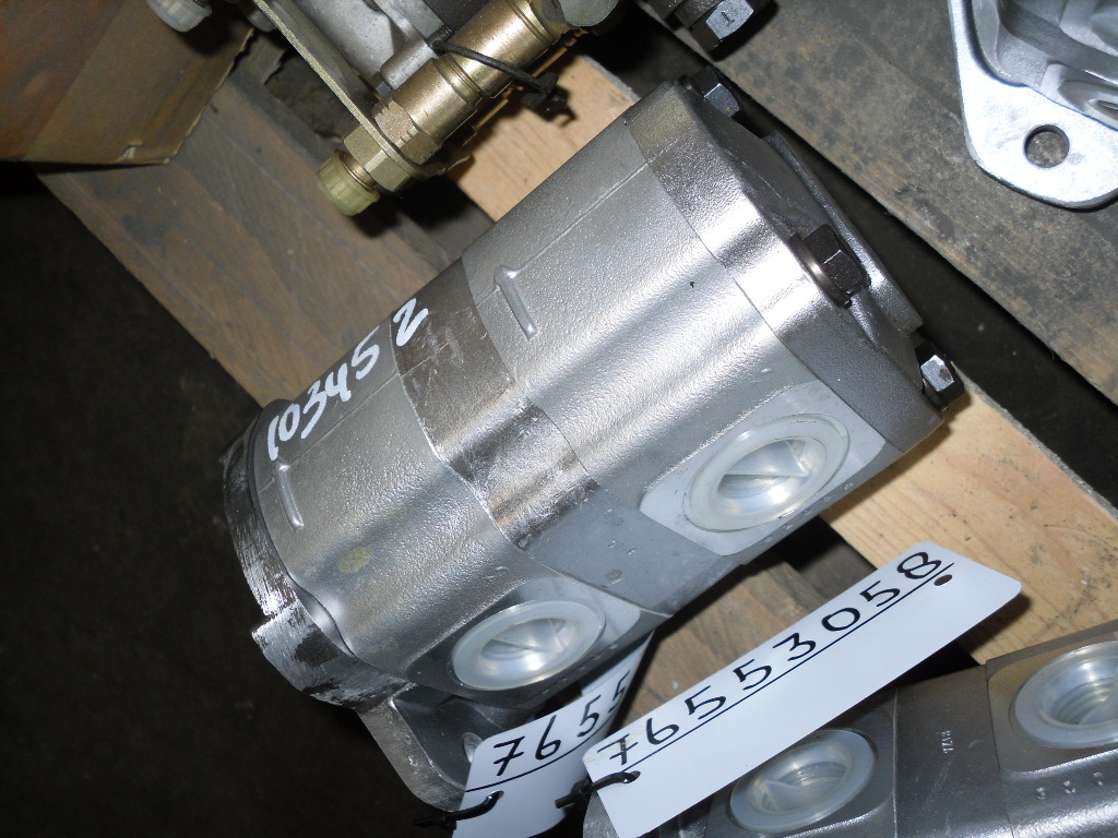 New Holland 157582028 - مضخة التوجيه - آلات البناء: صور 1 New Holland 157582028 - مضخة التوجيه - آلات البناء: صور 1