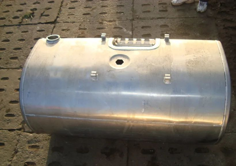 Zbiornik paliwa VOLVO RENUALT 120x70x70 - خزان وقود - شاحنة: صور 2 Zbiornik paliwa VOLVO RENUALT 120x70x70 - خزان وقود - شاحنة: صور 2