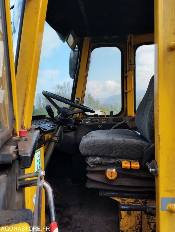 CHARGEUSE SUR PNEUS VOLVO L70 de 1993 n°9930 HS A REPARER إيجار CHARGEUSE SUR PNEUS VOLVO L70 de 1993 n°9930 HS A REPARER: صور 10