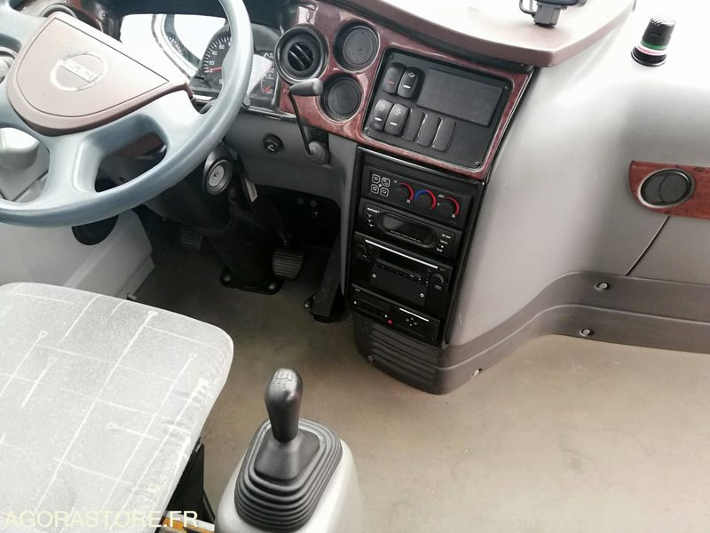 Car Isuzu Turquoise - 2017 - 110 000 km - حافلة مدرسية: صور 3 Car Isuzu Turquoise - 2017 - 110 000 km - حافلة مدرسية: صور 3