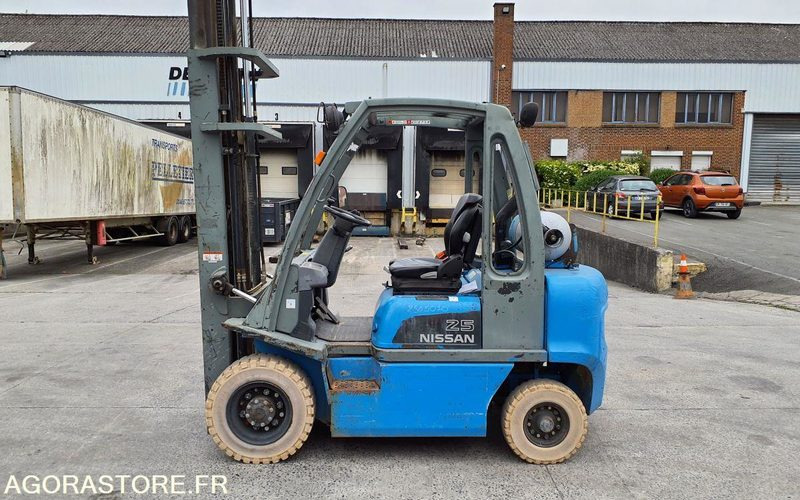 Chariot élévateur frontal GAZ Nissan 2827 heures Triplex UD02A25PQ - 3F550 - رافعة شوكية: صور 1 Chariot élévateur frontal GAZ Nissan 2827 heures Triplex UD02A25PQ - 3F550 - رافعة شوكية: صور 1