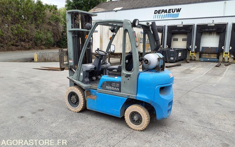 Chariot élévateur frontal GAZ Nissan 2827 heures Triplex UD02A25PQ - 3F550 - رافعة شوكية تعمل بالغاز: صور 2 Chariot élévateur frontal GAZ Nissan 2827 heures Triplex UD02A25PQ - 3F550 - رافعة شوكية تعمل بالغاز: صور 2