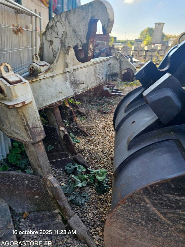 Charue pour Bull 40t Caterpillar D7E - قطع الغيار - آلات البناء: صور 5 Charue pour Bull 40t Caterpillar D7E - قطع الغيار - آلات البناء: صور 5