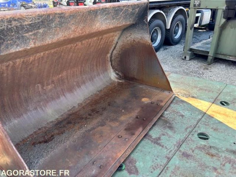 GODET DE CHARGEUR 2800 LITRES EN ATTACHE TYPE VOLVO - بكت شيول: صور 2 GODET DE CHARGEUR 2800 LITRES EN ATTACHE TYPE VOLVO - بكت شيول: صور 2