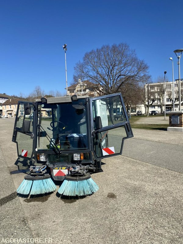 LOT DE DEUX BALAYEUSE SCHMIDT SWINGO 2001 ET 2003 + UNE BALAYEUSE BOSCHUNG 2001 - سياره كنس شوارع: صور 5 LOT DE DEUX BALAYEUSE SCHMIDT SWINGO 2001 ET 2003 + UNE BALAYEUSE BOSCHUNG 2001 - سياره كنس شوارع: صور 5