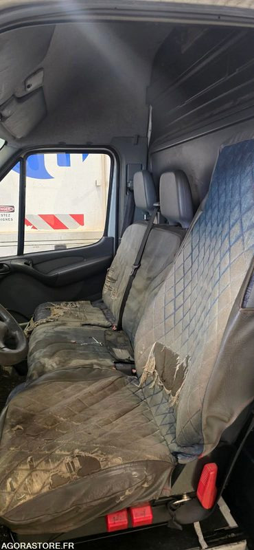 MERCEDES Sprinter fourgon 2006 175000Km Roulant sans CT PRO UNIQUEMENT - فان: صور 5 MERCEDES Sprinter fourgon 2006 175000Km Roulant sans CT PRO UNIQUEMENT - فان: صور 5