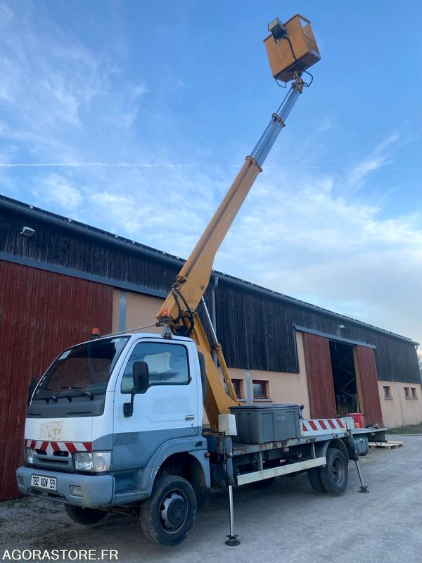 Nacelle Multitel 160 ALU DS monté sur Nissan Cabstar - مصاعد الازدهار محمولة على شاحنة: صور 3 Nacelle Multitel 160 ALU DS monté sur Nissan Cabstar - مصاعد الازدهار محمولة على شاحنة: صور 3