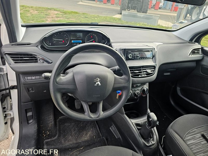 Peugeot 208 - 2015 - 187805km - DT142LK - سيارة: صور 5 Peugeot 208 - 2015 - 187805km - DT142LK - سيارة: صور 5
