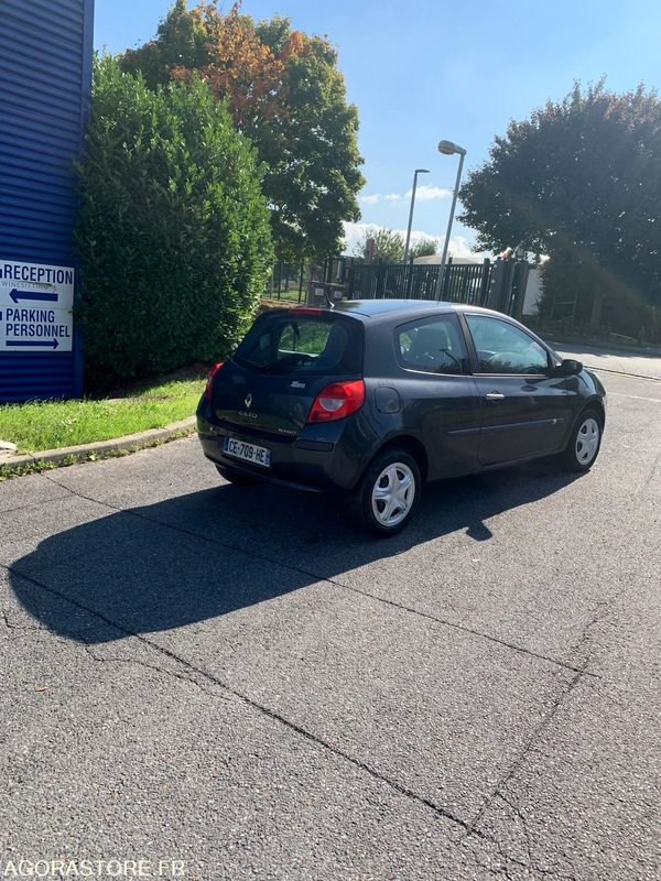 RENAULT CLIO III 16V 2006 238000 KM - سيارة: صور 3 RENAULT CLIO III 16V 2006 238000 KM - سيارة: صور 3