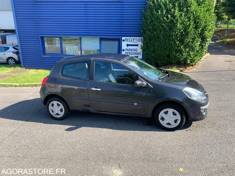 RENAULT CLIO III 16V 2006 238000 KM - سيارة: صور 2 RENAULT CLIO III 16V 2006 238000 KM - سيارة: صور 2