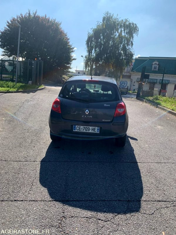 RENAULT CLIO III 16V 2006 238000 KM - سيارة: صور 4 RENAULT CLIO III 16V 2006 238000 KM - سيارة: صور 4