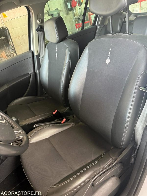 Renault Clio 3 139178 kms 2012 - سيارة: صور 5 Renault Clio 3 139178 kms 2012 - سيارة: صور 5