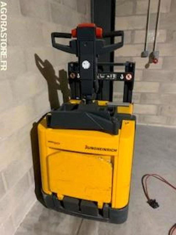 Transpalette électrique sur batteries déchargées. JUNGHEINRICH - معدات الرفع منخفض المستوى: صور 1 Transpalette électrique sur batteries déchargées. JUNGHEINRICH - معدات الرفع منخفض المستوى: صور 1
