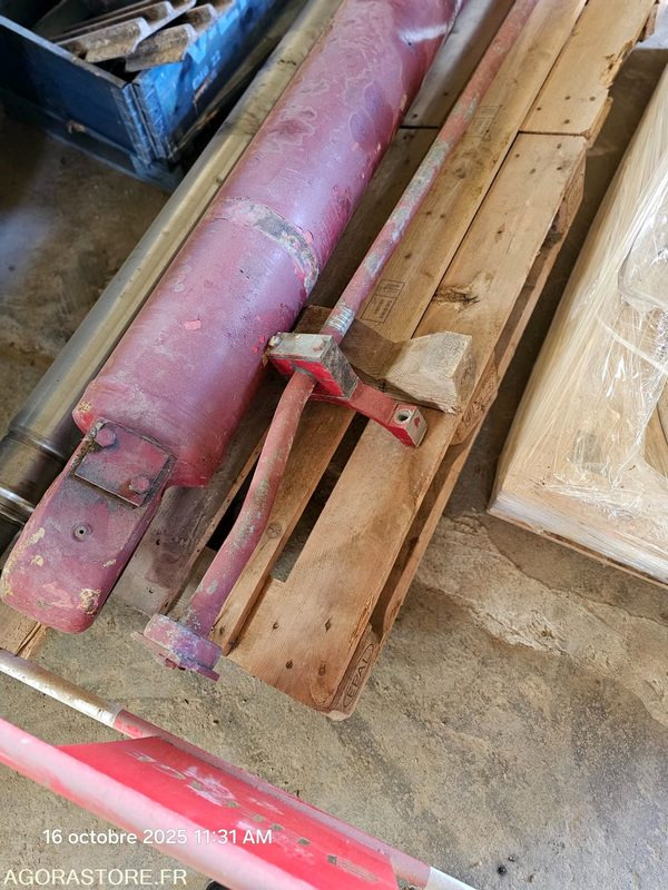 VERIN DE BALANCIER POUR PELLE LIEBHERR R974C - قطع الغيار - آلات البناء: صور 5 VERIN DE BALANCIER POUR PELLE LIEBHERR R974C - قطع الغيار - آلات البناء: صور 5